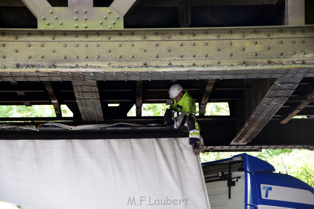 LKW blieb unter Bruecke haengen Koeln Ehrenfeld Innere Kanalstr Hornstr P324.JPG - Miklos Laubert